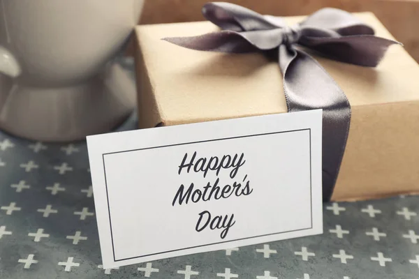 Kaart met de woorden "Happy Mother's day" en de doos van de gift op tafel — Stockfoto