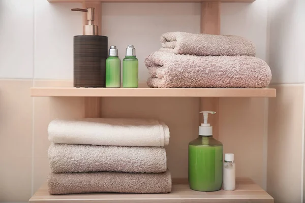 Saubere Handtücher und Kosmetik — Stockfoto