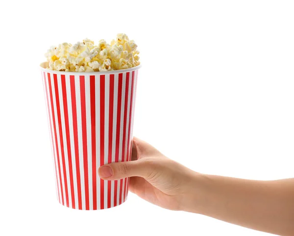 Frau hält Tasse mit Popcorn — Stockfoto