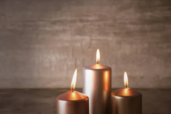 Velas ardientes de plata sobre fondo claro —  Fotos de Stock