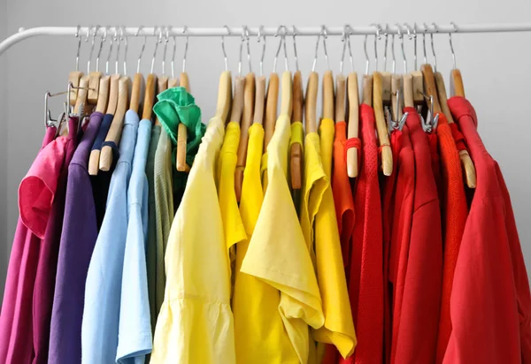 Rek met rainbow kleding — Stockfoto