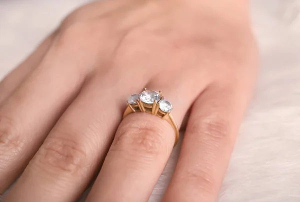 Mano de mujer con hermoso anillo de compromiso, primer plano — Foto de Stock