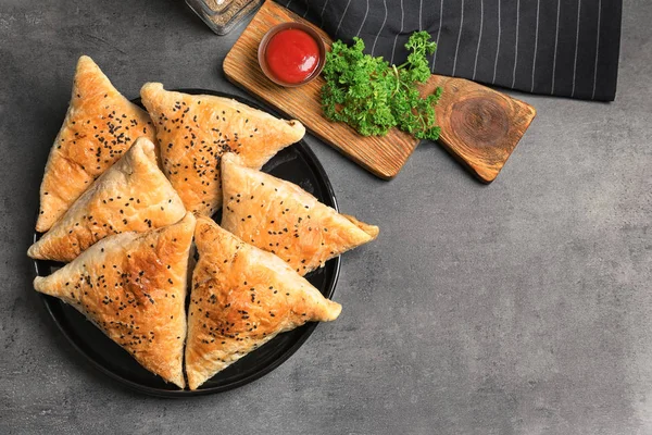 Plate with delicious samosas on table — Stock Photo, Image