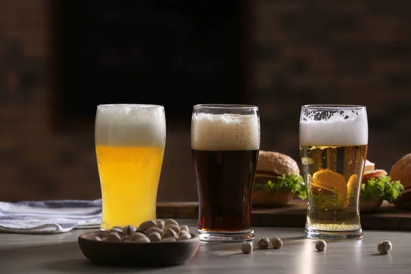 Óculos com diferentes tipos de cerveja — Fotografia de Stock
