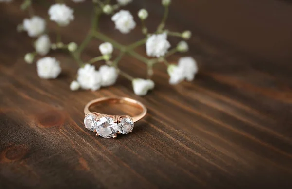 美丽的订婚戒指木背景 — 图库照片