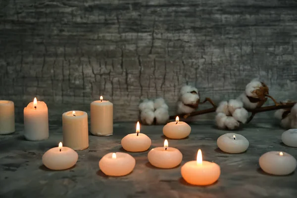 Veel brandende kaarsen op tafel — Stockfoto