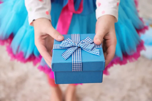 Niedliches kleines Mädchen mit Geschenk — Stockfoto