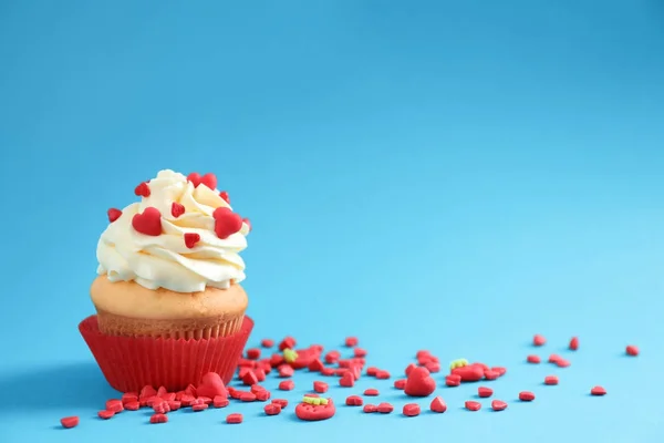 Tasty cupcake with cream — Stock Photo, Image