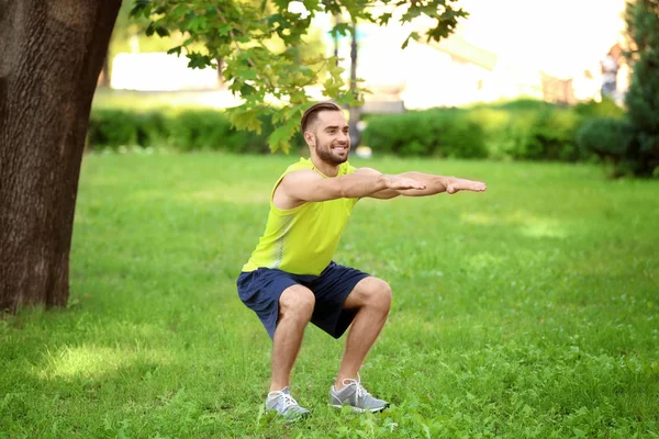 Hombre entrenamiento al aire libre — Foto de Stock