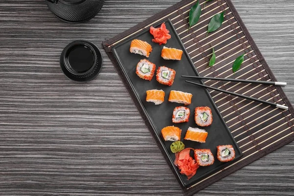 Tablett mit leckeren Sushi-Rollen auf dem Tisch — Stockfoto