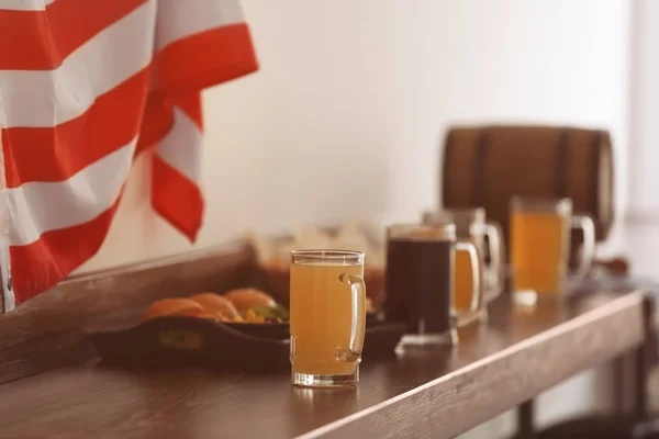 Glazen bier op teller — Stockfoto