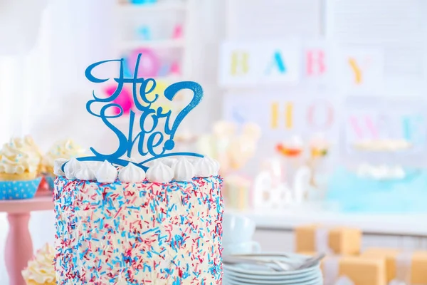 "On lub ona "ciasto na baby shower — Zdjęcie stockowe