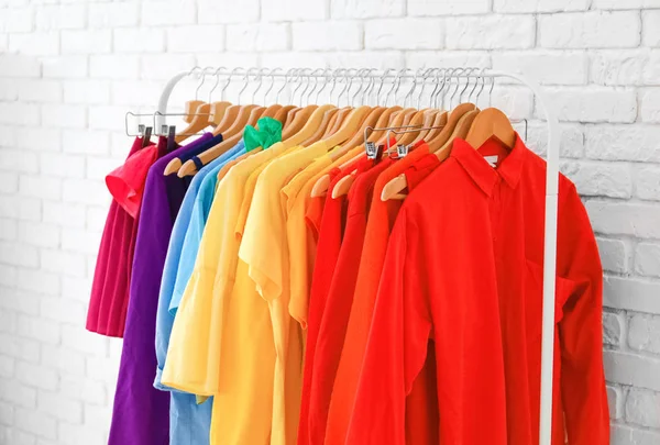 Stojan s oblečením rainbow — Stock fotografie