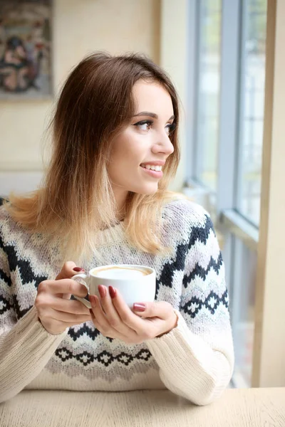 Mujer sonriente atractiva — Foto de Stock