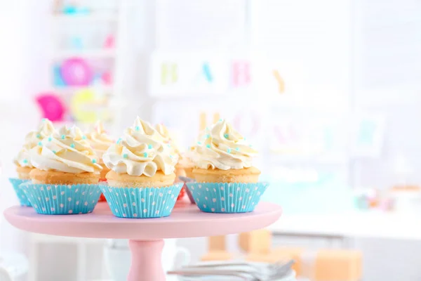 Stand with delicious cupcakes — Stock Photo, Image