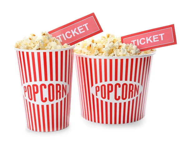 Tasse mit Popcorn und Kinokarten — Stockfoto