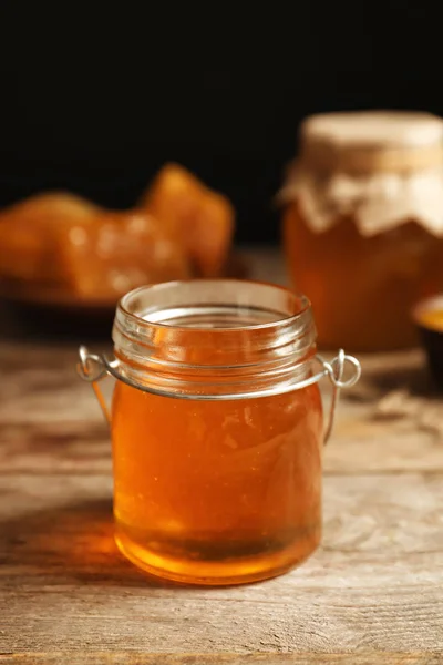 Glasburk med honung — Stockfoto
