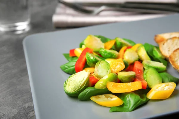 Assiette de salade aux choux de Bruxelles — Photo