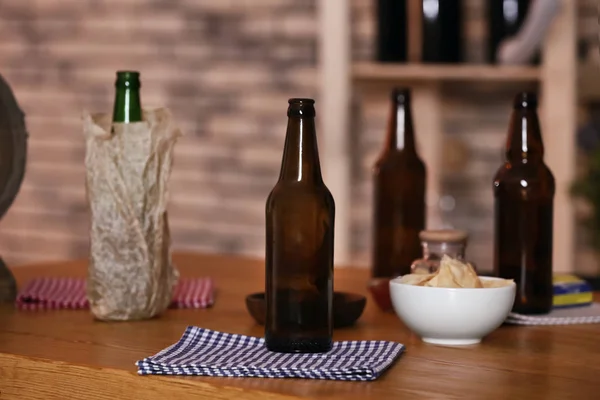Botellas de cerveza y aperitivos — Foto de Stock