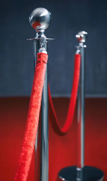Barreira de corda e tapete vermelho — Fotografia de Stock
