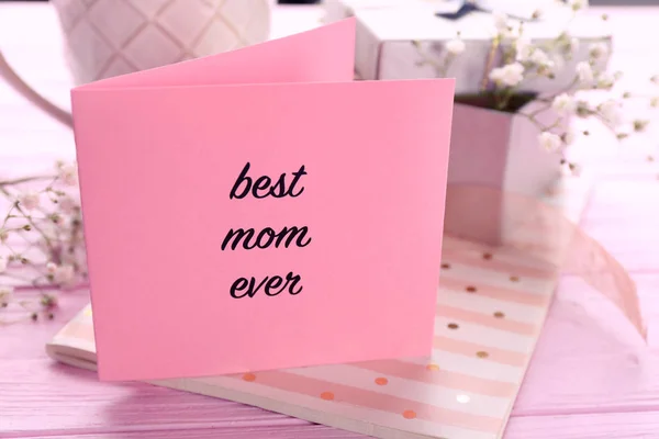 Gratulationskort med orden ”bästa mamma någonsin” på bord — Stockfoto