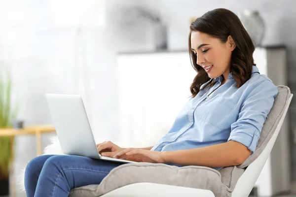 Mujer usando portátil — Foto de Stock