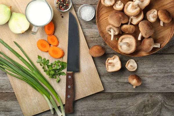 Komposition mit rohen Shiitake-Pilzen und Gemüse auf dem Tisch — Stockfoto