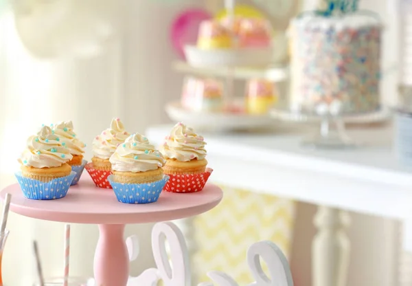 Stand with tasty cupcakes — Stock Photo, Image