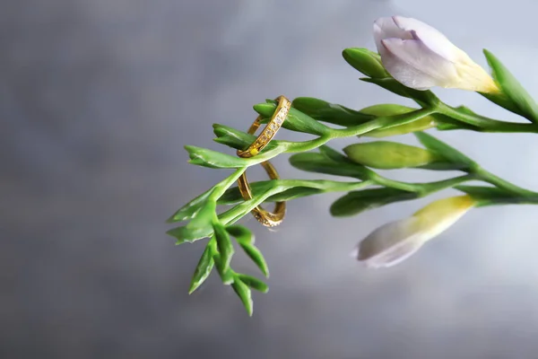 Flor com anel de noivado bonito na superfície reflexiva — Fotografia de Stock