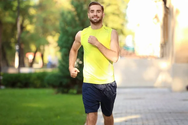 Hombre corriendo al aire libre — Foto de Stock