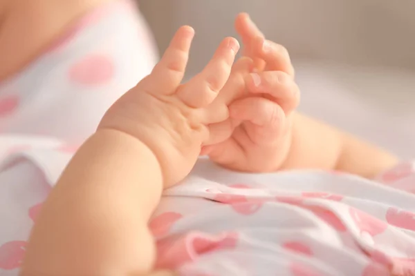 Carino piccolo bambino, primo piano delle mani — Foto Stock