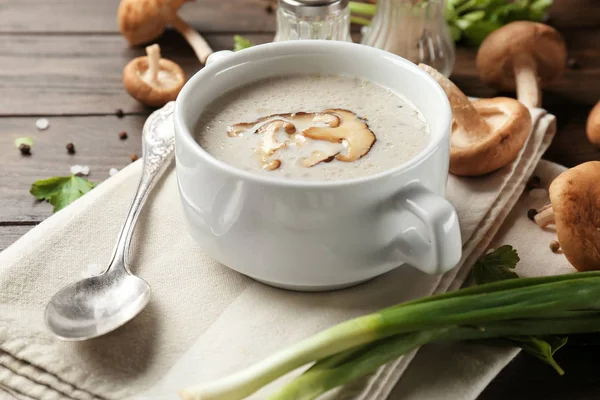 Tigela de sopa de cogumelos shiitake cremoso na mesa — Fotografia de Stock