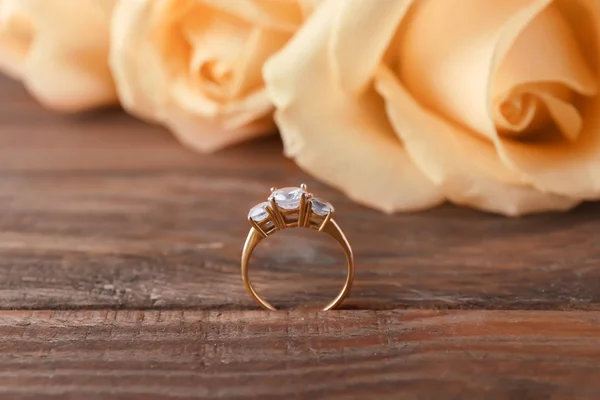 Hermoso anillo de compromiso en mesa de madera — Foto de Stock