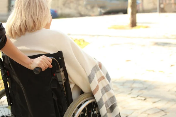 Mujer mayor en silla de ruedas — Foto de Stock