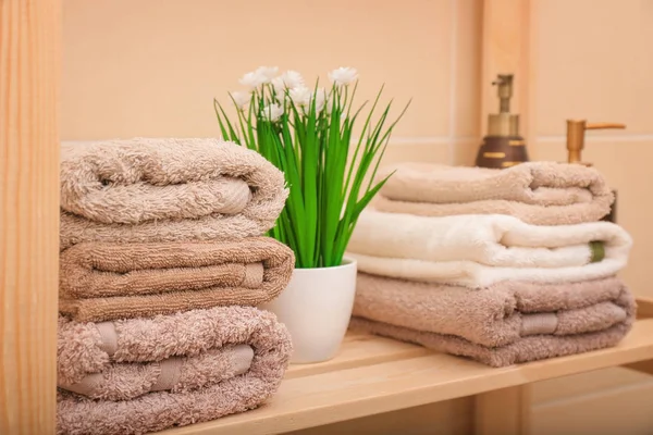Καθαρές πετσέτες στο ράφι — Φωτογραφία Αρχείου