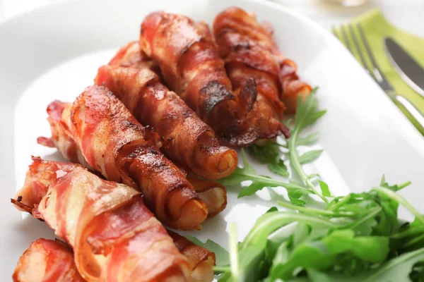 Prato com bacon embrulhado nuggets de frango, close-up — Fotografia de Stock