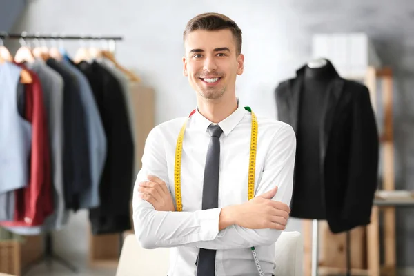 Hermoso joven sastre en atelier — Foto de Stock