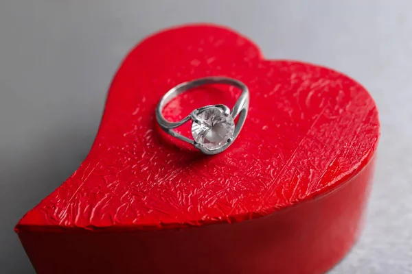 Beautiful engagement ring on box, closeup — Stock Photo, Image