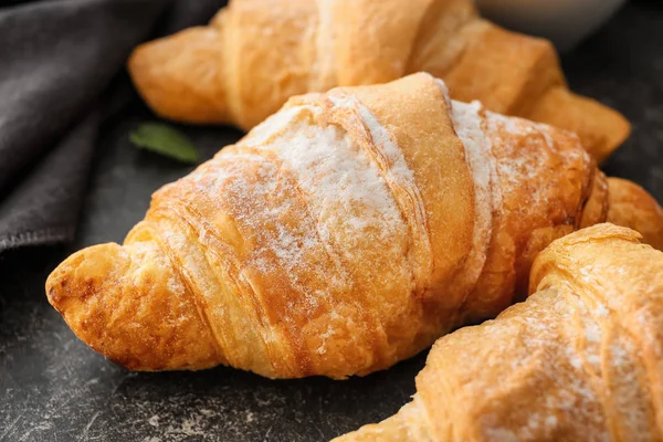 Ízletes croissant-tábla — Stock Fotó