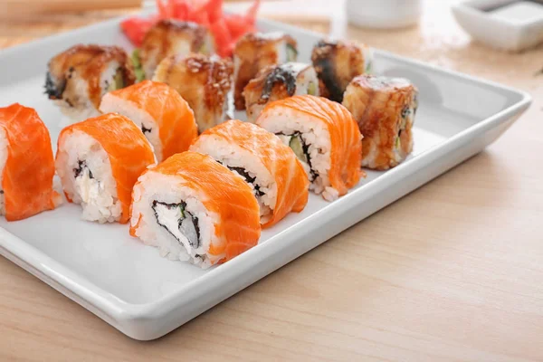 Leckere Sushi-Brötchen — Stockfoto