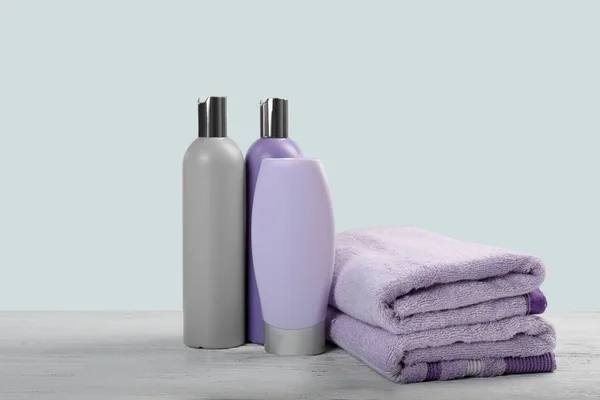 Saubere Handtücher und Kosmetik — Stockfoto