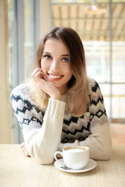 Mujer sonriente atractiva — Foto de Stock