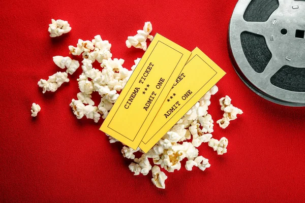 Popcorn, film och bio biljetter — Stockfoto