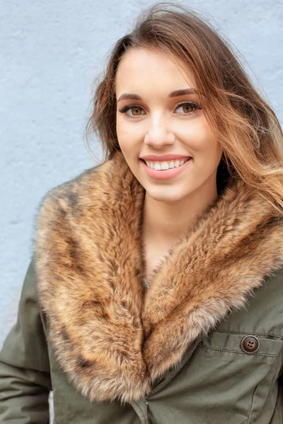 Mujer sonriente atractiva — Foto de Stock