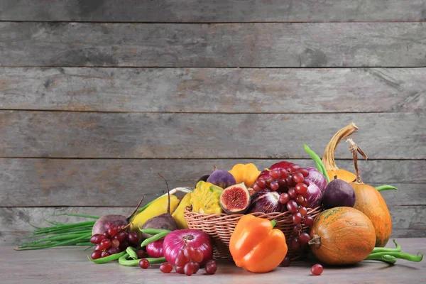 Vele verschillende vruchten en groenten — Stockfoto
