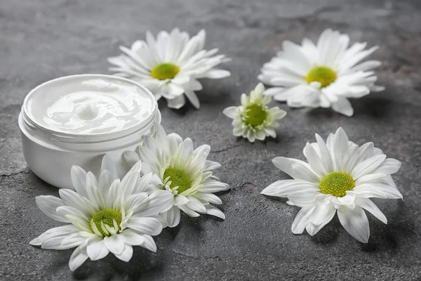 Glas Körpercreme und Blumen — Stockfoto