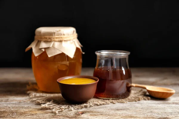 Sammansättning med honung på träbord — Stockfoto