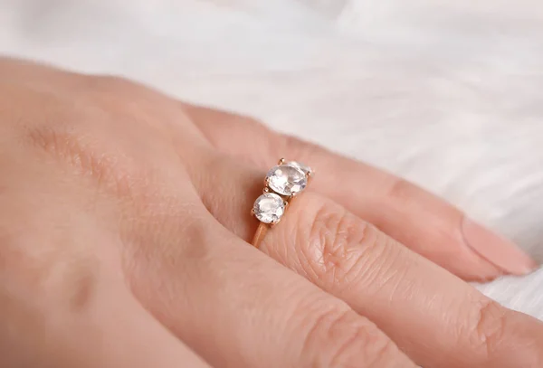 Ženská ruka s krásný zásnubní prsten, closeup — Stock fotografie