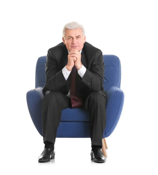 肘掛け椅子に座っている中年の男性 — ストック写真
