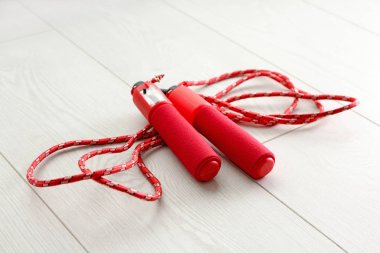 Ahşap arka plan üzerinde ip atlama